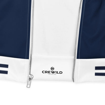 Detailansicht der blau-weißen CREWILD Collegejacke mit Reißverschluss und Markenlogo.