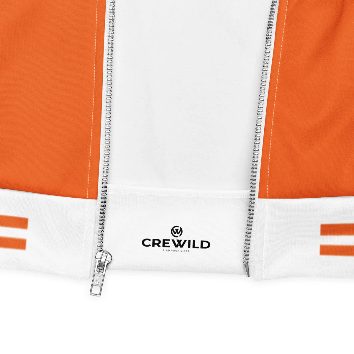 Detailansicht der orange-weißen CREWILD Collegejacke mit Reißverschluss und Logo-Print.