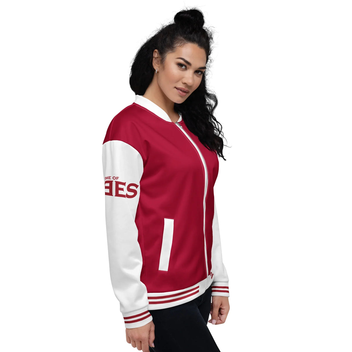 Frau in rot-weißer CREWILD Collegejacke – GOOD-VIBES Unisex Design