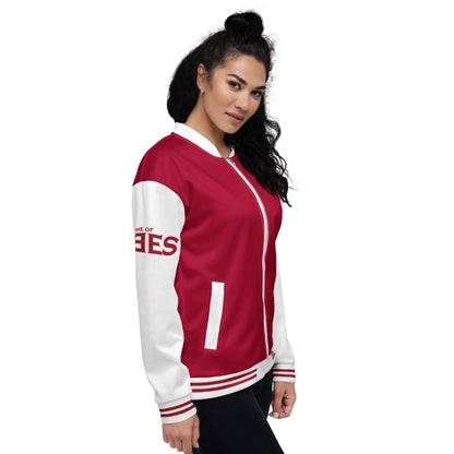 Frau in rot-weißer CREWILD Collegejacke – GOOD-VIBES Unisex Design