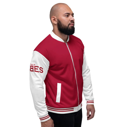Mann in einer rot-weißen CREWILD Collegejacke mit Aufdruck am Ärmel vor weißem Hintergrund.