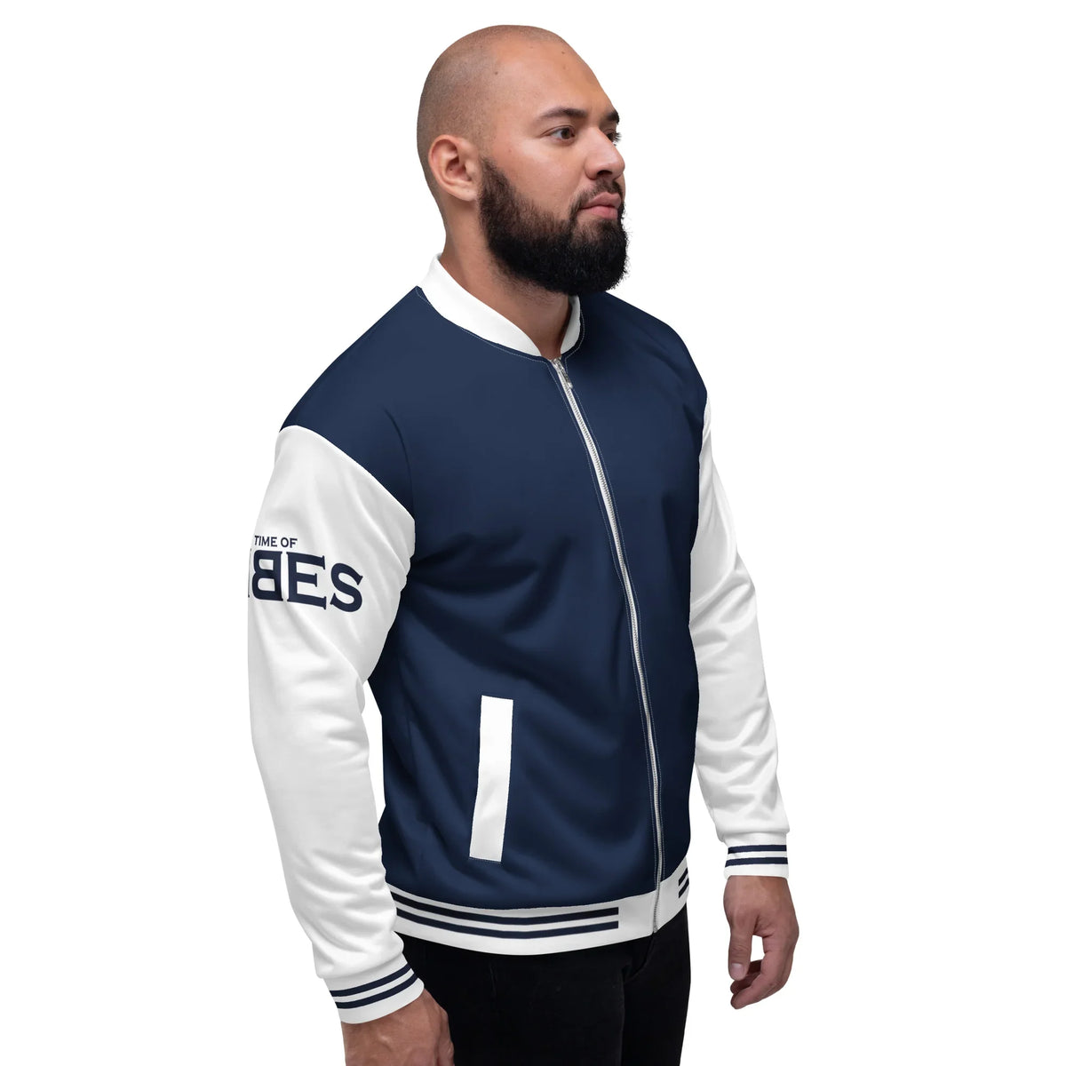 Mann trägt eine blau-weiße CREWILD Collegejacke mit Logo auf dem Ärmel