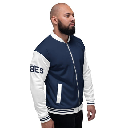 Mann trägt eine blau-weiße CREWILD Collegejacke mit Logo auf dem Ärmel