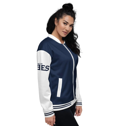 Frau in blau-weißer CREWILD Collegejacke im Unisex-Stil vor weißem Hintergrund.