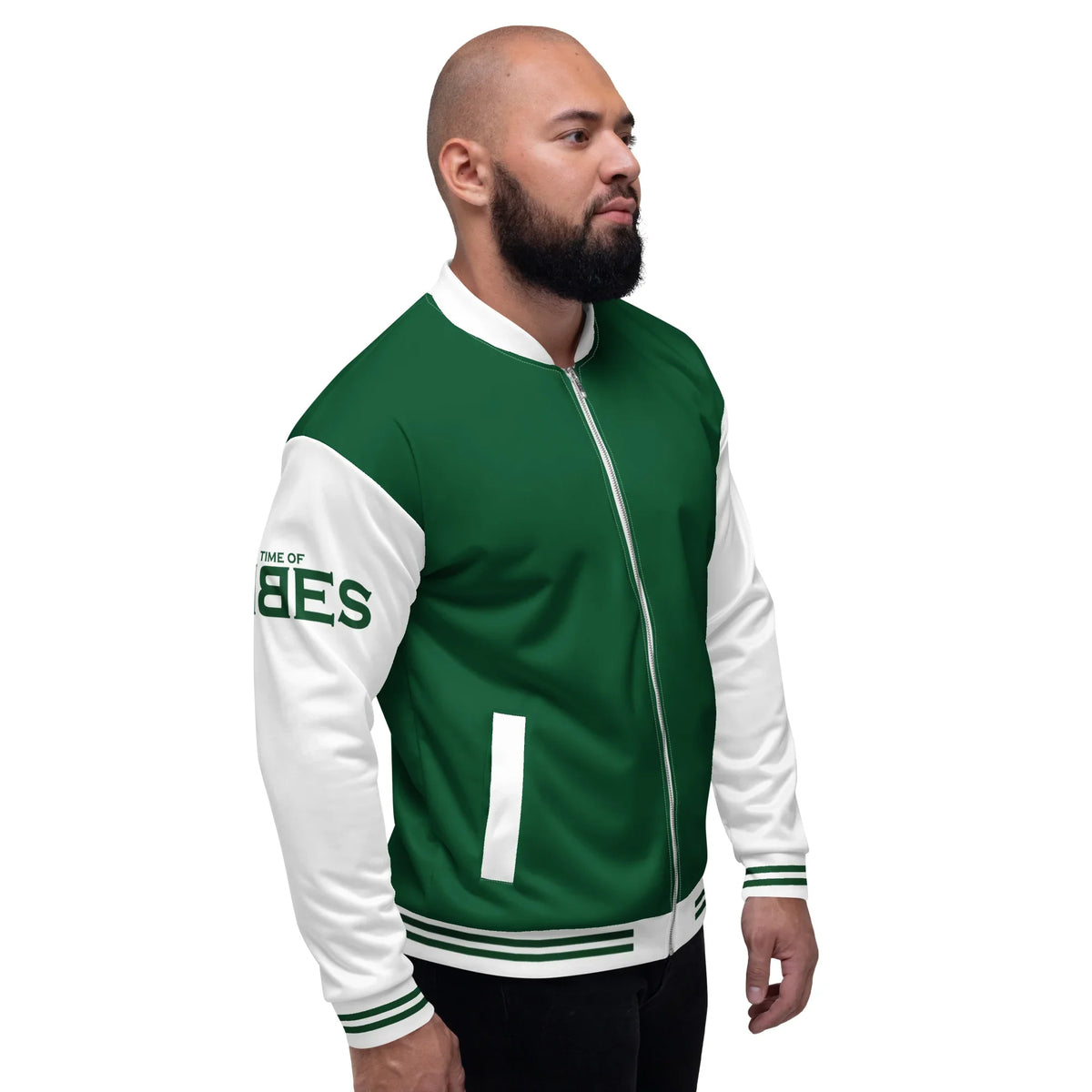 Mann trägt eine grün-weiße CREWILD Collegejacke im Unisex-Design.