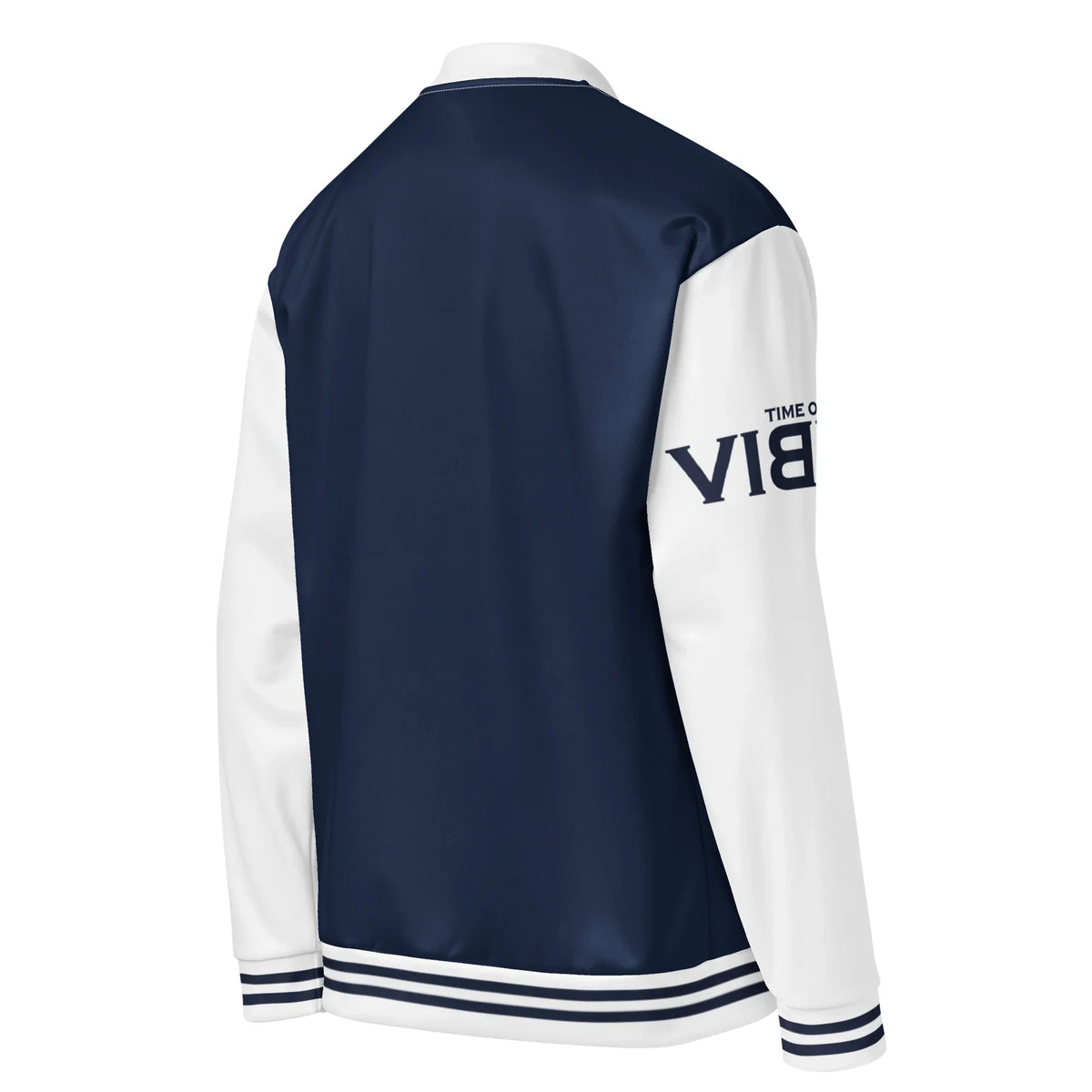 Rückansicht der blau-weißen CREWILD Collegejacke mit gestreiften Bündchen
