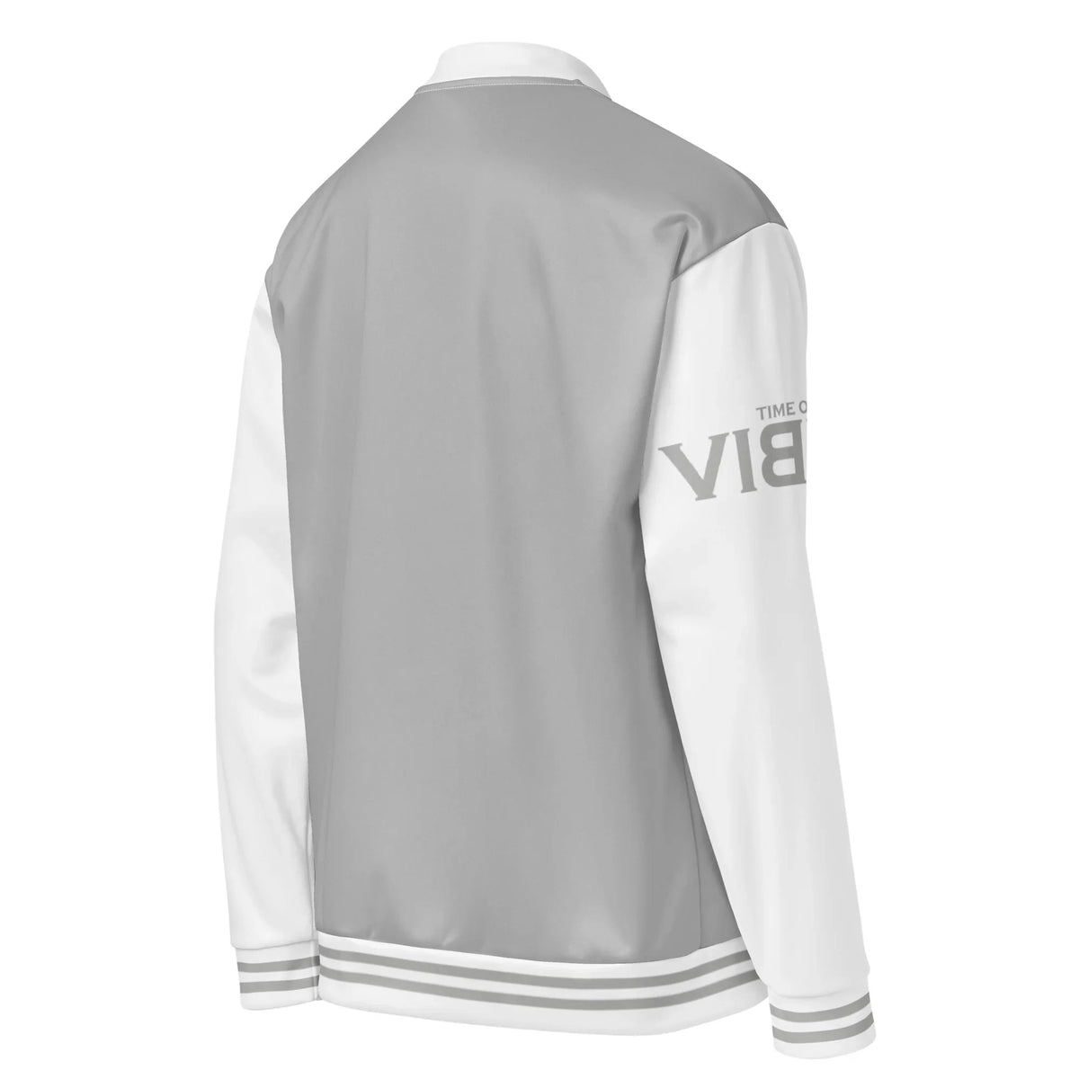 Rückansicht der CREWILD Collegejacke in Silbergrau und Weiß mit Logo auf dem Ärmel.