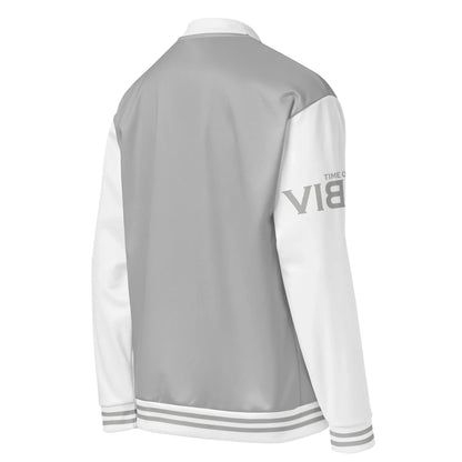 Rückansicht der CREWILD Collegejacke in Silbergrau und Weiß mit Logo auf dem Ärmel.