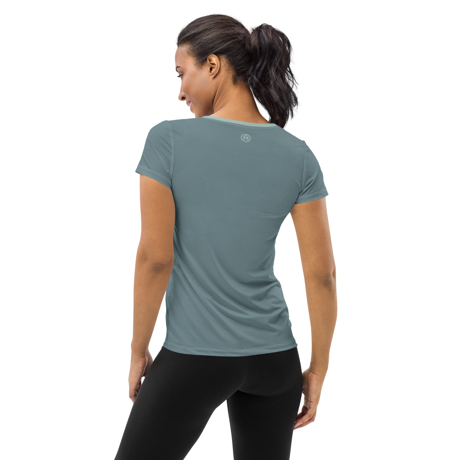 Frau in weißem Sport-T-Shirt und schwarzer Leggings, Rückenansicht, auf weißem Hintergrund