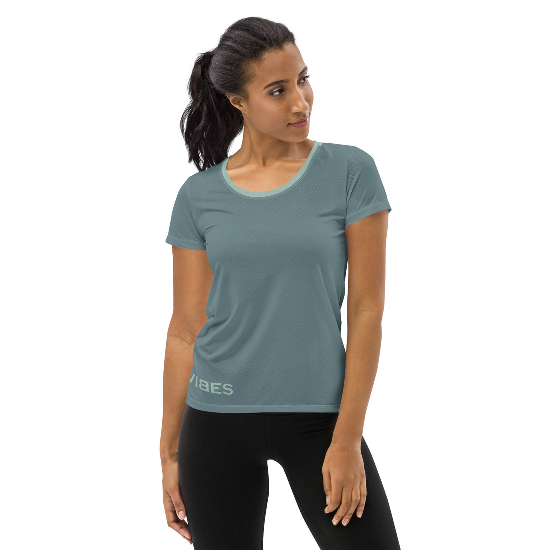 Frau trägt ein sportliches, blau-graues Damen-Trainingsshirt mit Rundhalsausschnitt