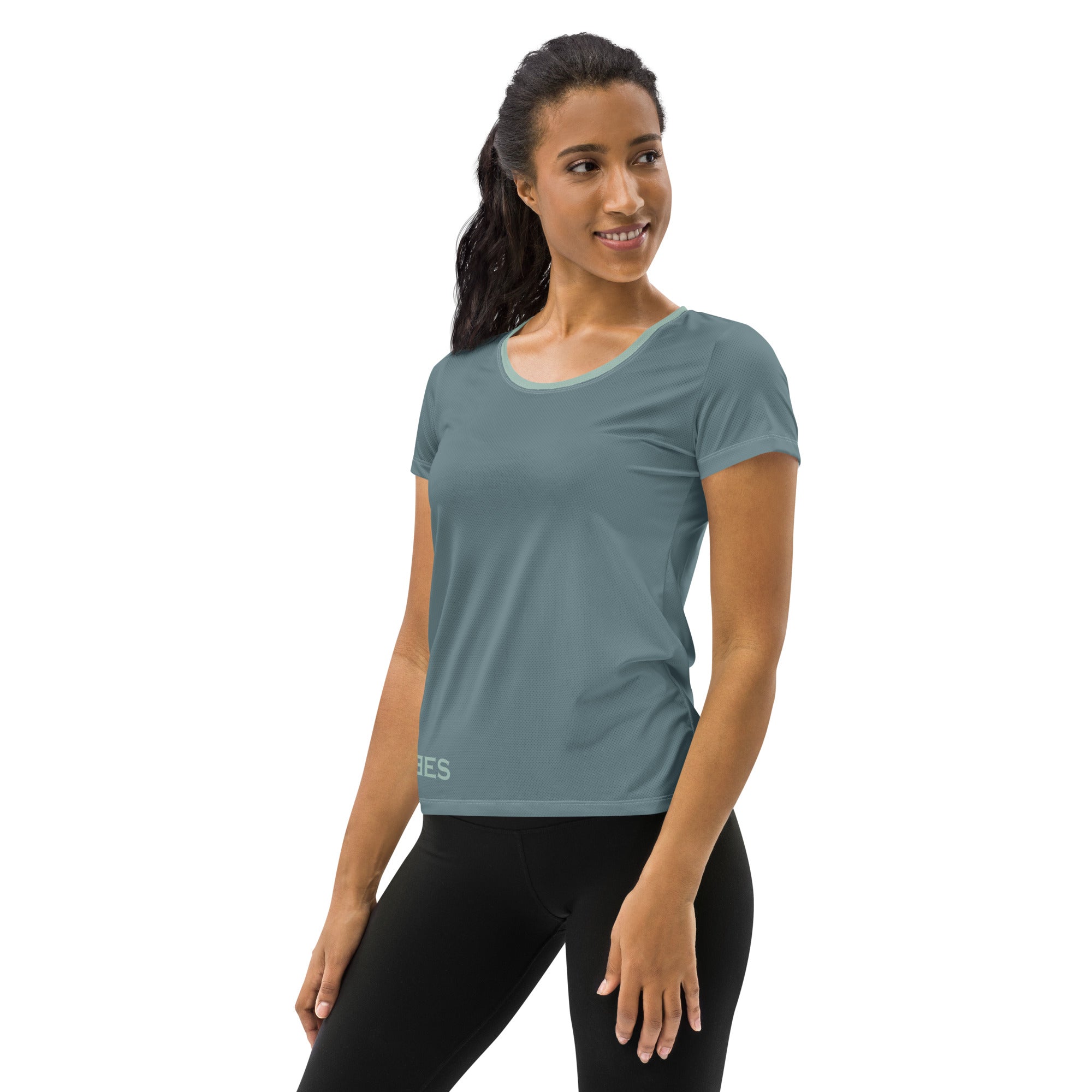 Frau in sportlichem, einfarbigen Damen T-Shirt und Leggings vor weißem Hintergrund