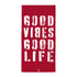 Rotes Strandhandtuch mit weißem, abgenutztem Schriftzug Good Vibes Good Life, minimalistische Gestaltung