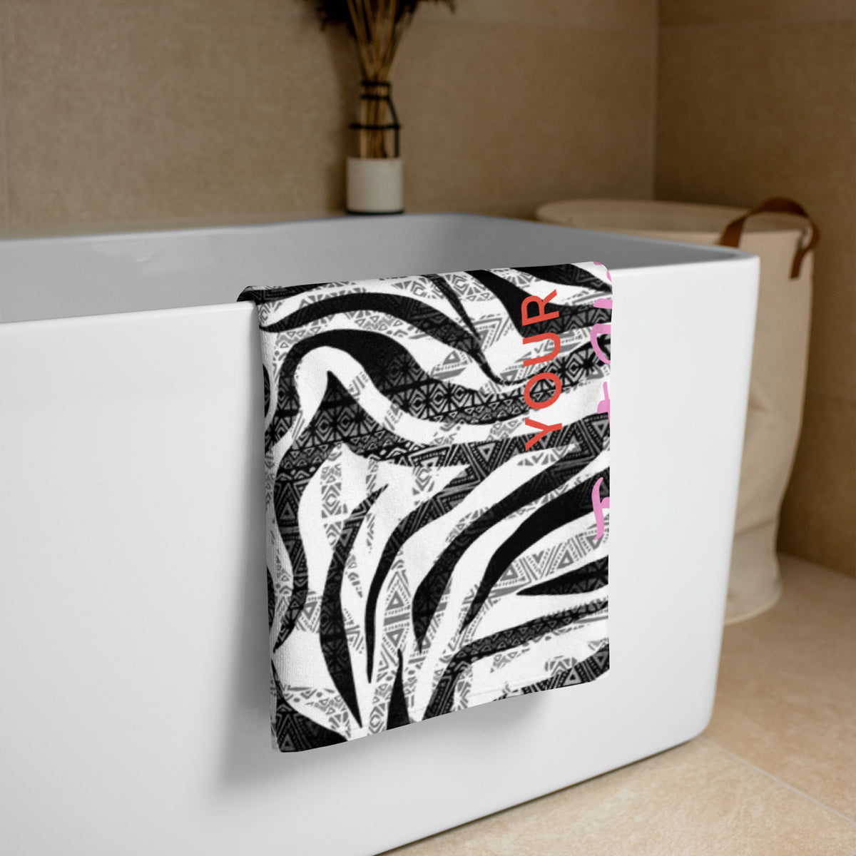 Personalisiertes Handtuch von CREWILD mit schwarz-weißem Zebra- und Ethno-Muster am Badewannenrand