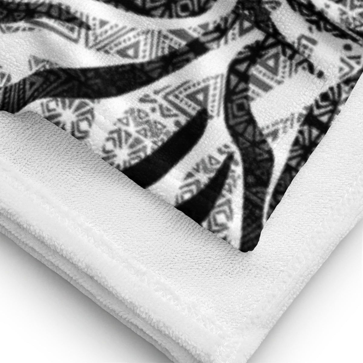 Nahaufnahme eines weichen CREWILD Handtuchs mit schwarz-weißem Ethno-Muster