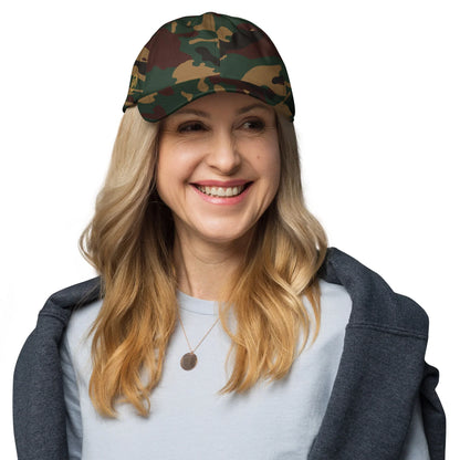 Frau mit CREWILD Baseball Cap im Camouflage-Design