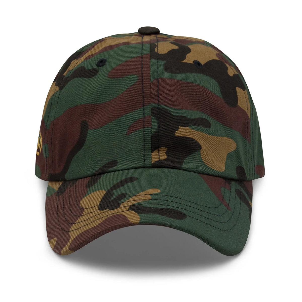 CREWILD Baseball Cap im Camouflage-Design in Grün- und Brauntönen vor weißem Hintergrund