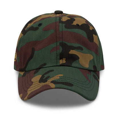 CREWILD Baseball Cap im Camouflage-Design in Grün- und Brauntönen vor weißem Hintergrund