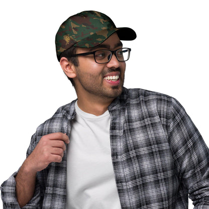 Mann mit Brille und CREWILD Baseball Cap im Camouflage-Design