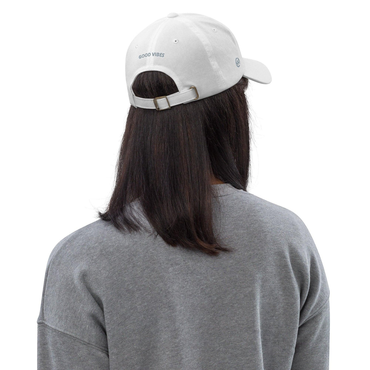 Rückansicht einer Person mit einer weißen CREWILD Baseball Cap mit der Aufschrift GOOD VIBES.