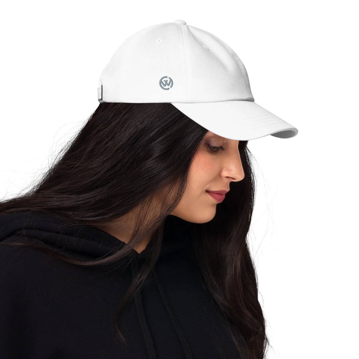 Frau trägt eine weiße CREWILD Baseball Cap mit Logo