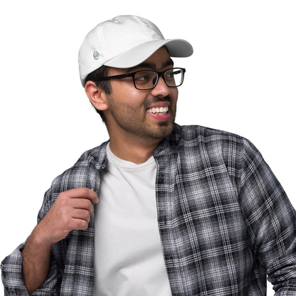 Mann mit Brille und weißer CREWILD Baseball Cap GOOD-VIBES über kariertem Hemd