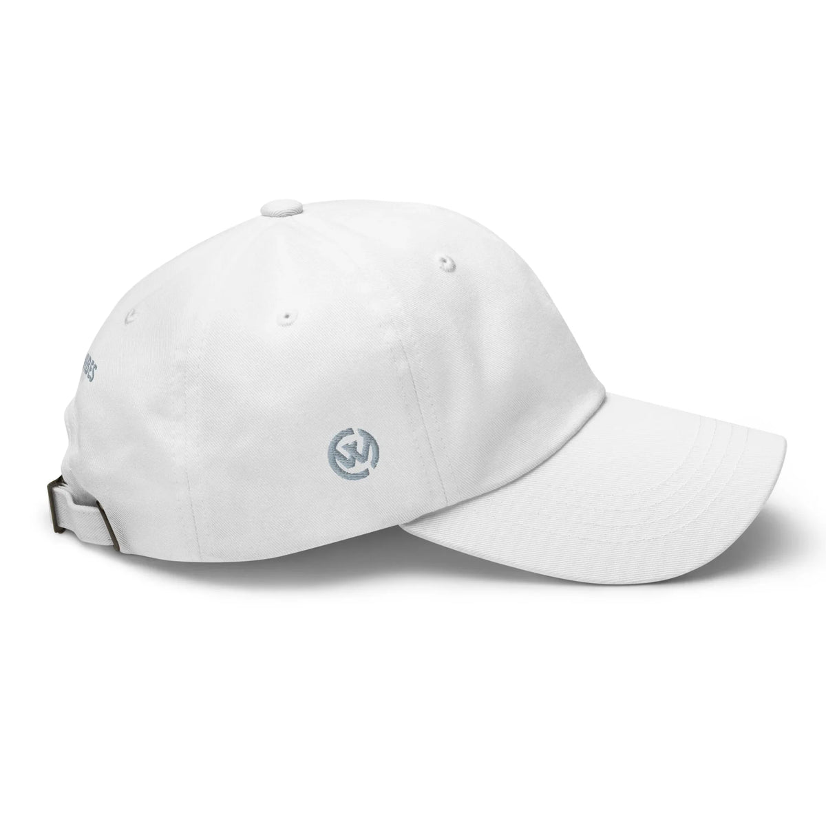 Weiße CREWILD Baseball Cap mit rundem Logo-Stick auf der Seite.