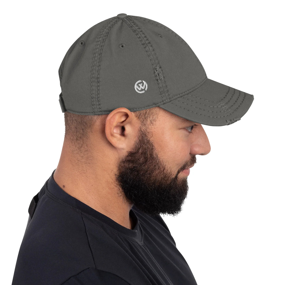 Seitliche Ansicht eines Mannes mit einer grauen CREWILD Baseball Cap im Used-Look.