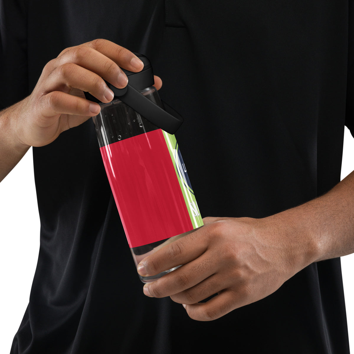 Person hält eine individuell bedruckte CREWILD Trinkflasche mit umklappbarem Trinkhalm.