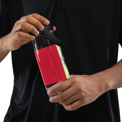 Person hält eine individuell bedruckte CREWILD Trinkflasche mit umklappbarem Trinkhalm.