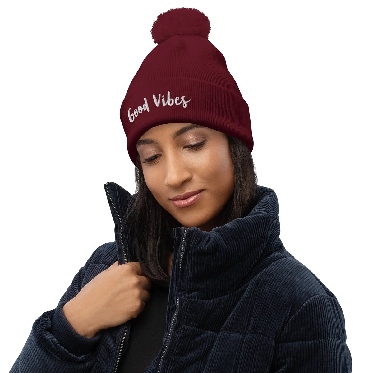 Frau mit weinroter CREWILD Bommel-Beanie mit weißem &