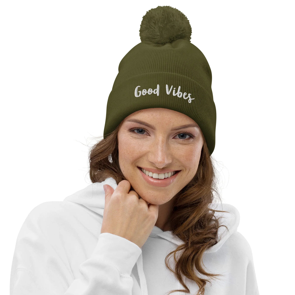 Frau mit olivgrünem CREWILD Bommel-Beanie mit weißem &