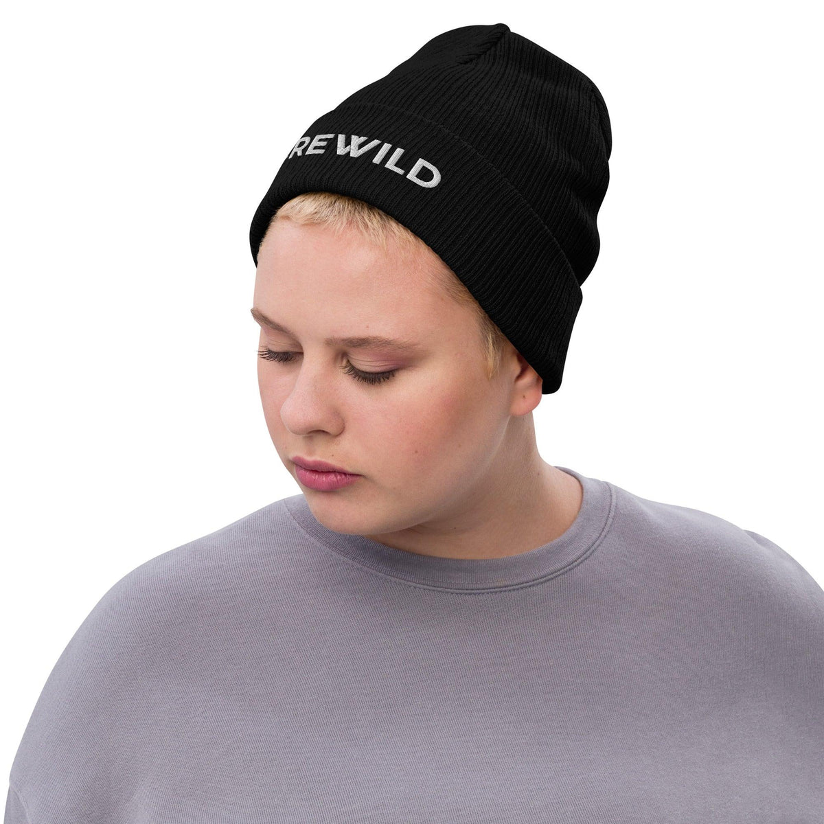 Person trägt eine schwarze CREWILD Beanie Strickmütze und ein graues Sweatshirt.
