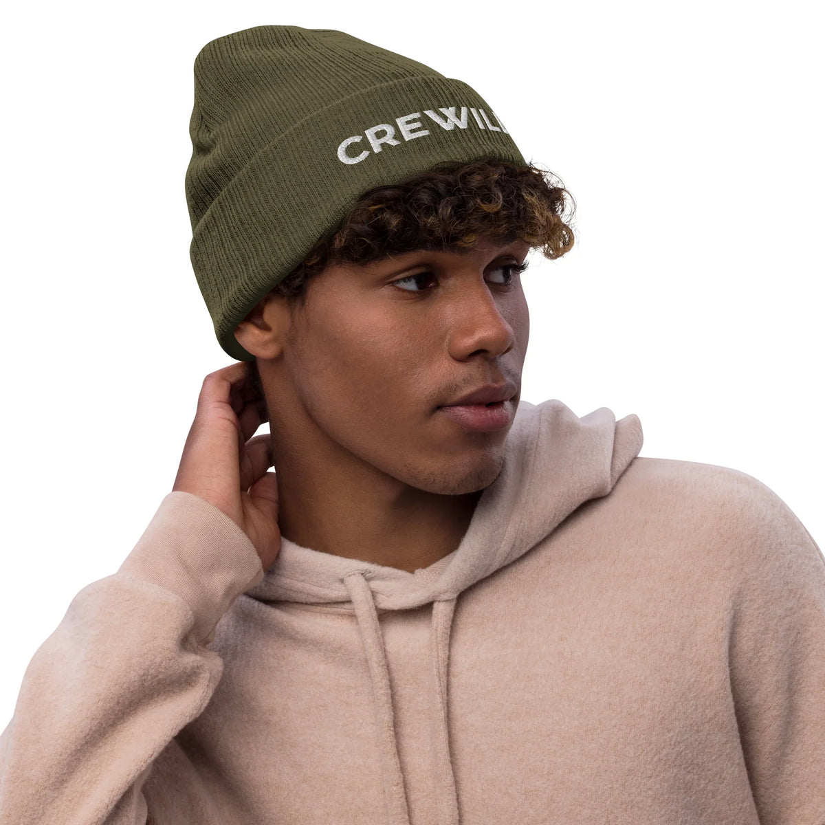 Mann trägt eine olivgrüne CREWILD Beanie Strickmütze und einen beigen Hoodie.
