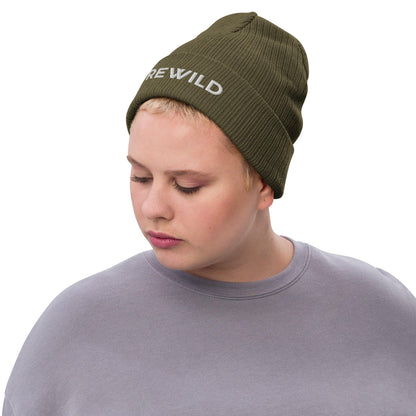 Person trägt eine olivgrüne CREWILD Beanie Strickmütze und ein graues Sweatshirt.