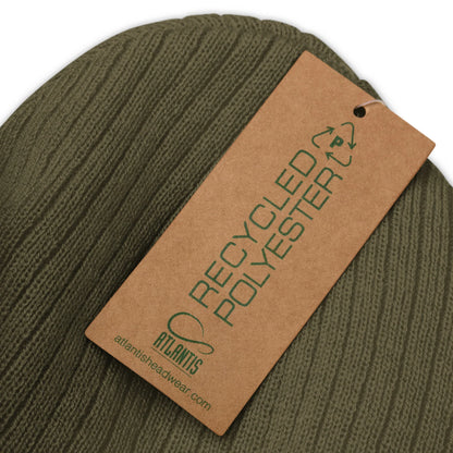 Nahaufnahme einer olivgrünen CREWILD Beanie Strickmütze mit einem recycelten Polyester-Etikett
