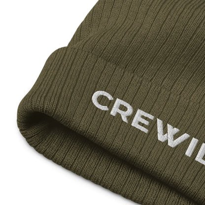 Nahaufnahme einer olivgrünen CREWILD Beanie Strickmütze mit weißem Schriftzug