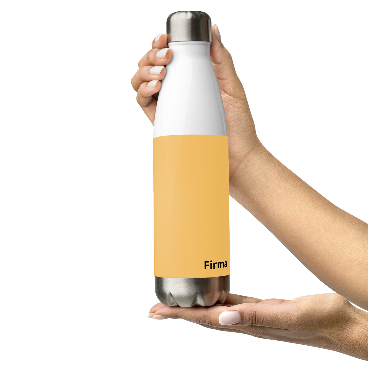 Person hält eine weiß-gelbe, individuell bedruckbare Edelstahl-Trinkflasche von CREWILD.