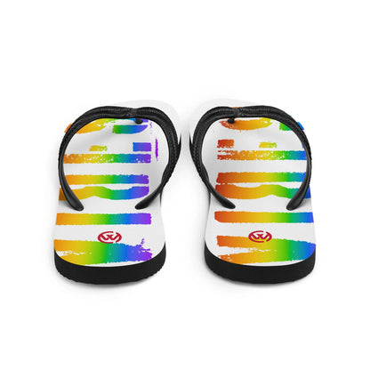 Weiße CREWILD Flip-Flops mit farbenfrohem Regenbogen-Design und Logo.