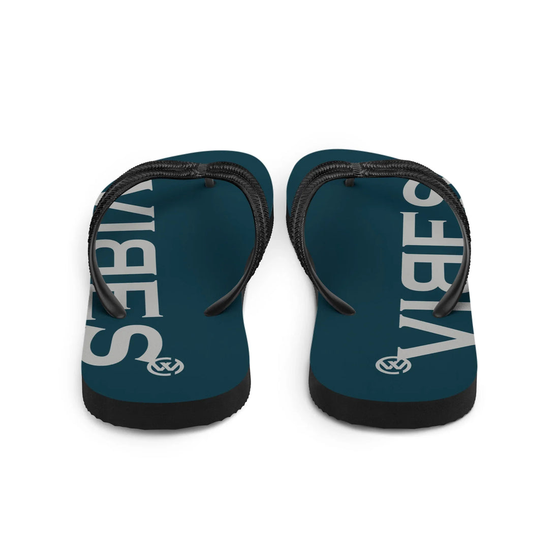 Blau-silberne CREWILD Flip-Flops mit VIBES Schriftzug auf dunkelblauem Hintergrund.