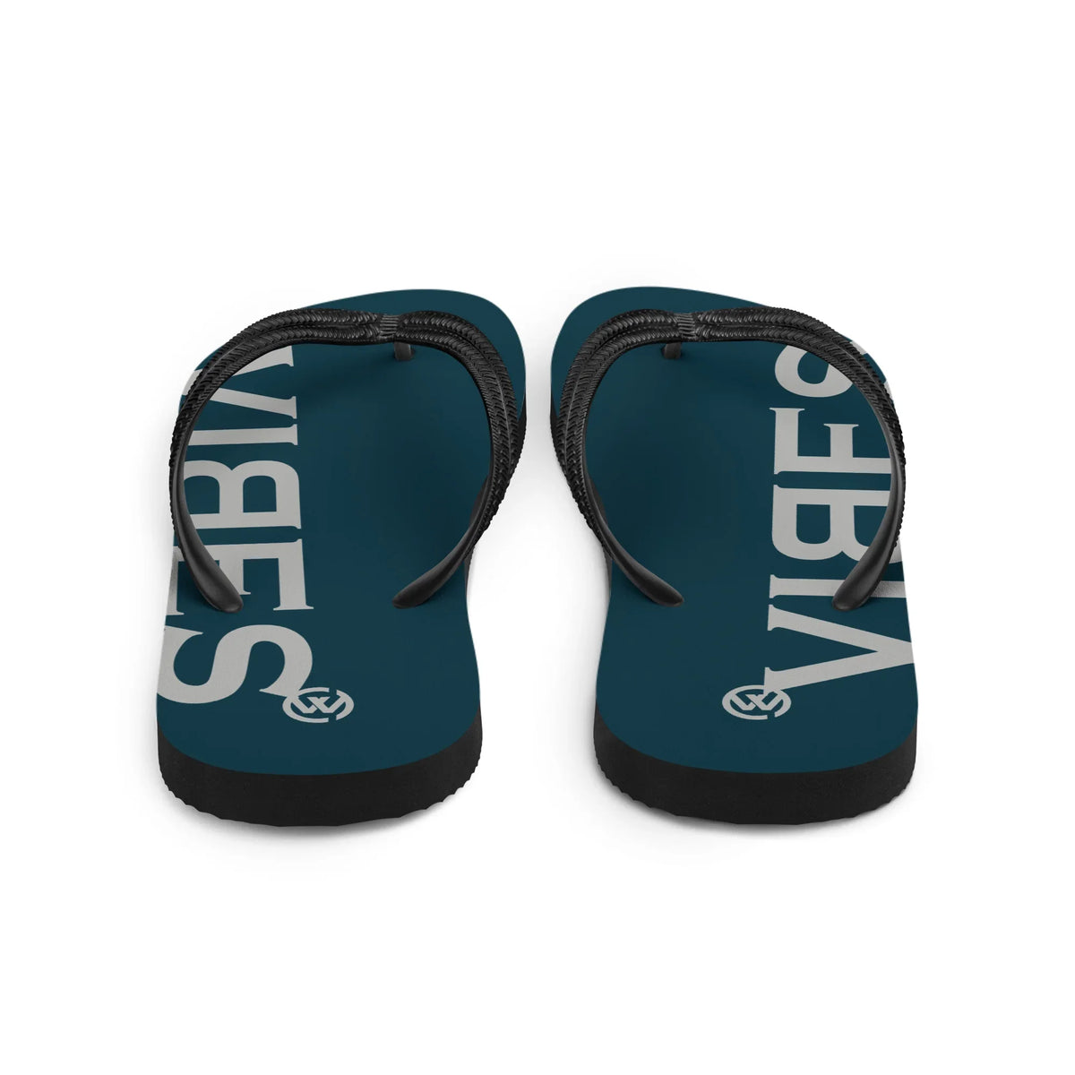Blau-silberne CREWILD Flip-Flops mit VIBES Schriftzug auf dunkelblauem Hintergrund.
