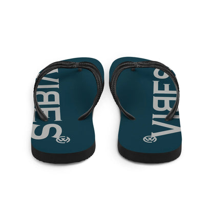 Blau-silberne CREWILD Flip-Flops mit VIBES Schriftzug auf dunkelblauem Hintergrund.