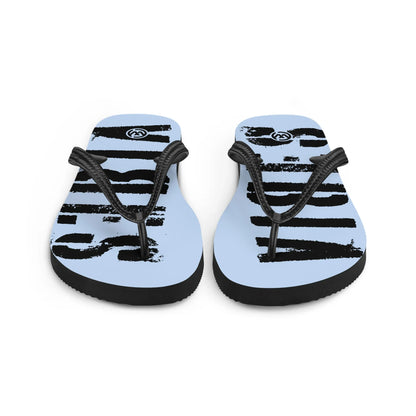 Hellblaue CREWILD Flip-Flops mit schwarzem Grafikprint und schwarzen Riemen.