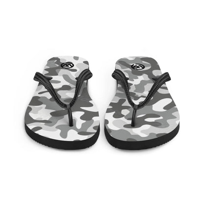 Paar CREWILD Flip-Flops mit grauem Camouflage-Muster auf weißem Hintergrund