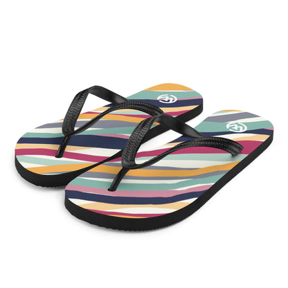 Bunte CREWILD Flip-Flops mit mehrfarbigem Streifendesign und schwarzen Riemen.