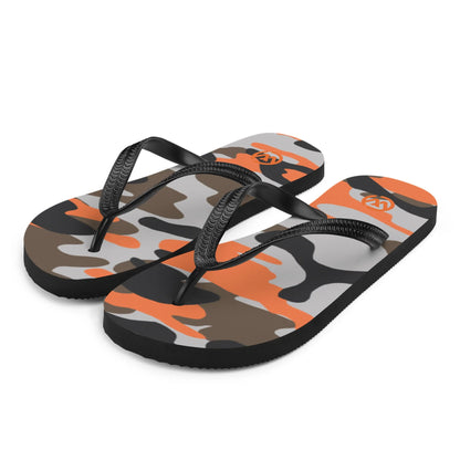 CREWILD Flip-Flops mit orange-grauem Camouflage-Muster auf weißem Hintergrund