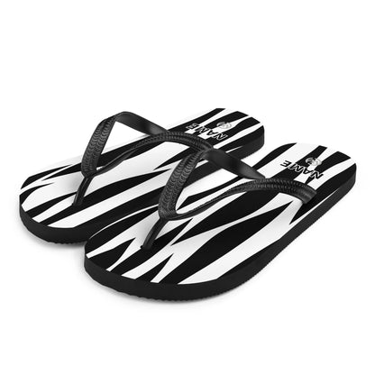 Personalisierbare CREWILD Flip-Flops mit schwarz-weißem Zebra-Print und Namenszug