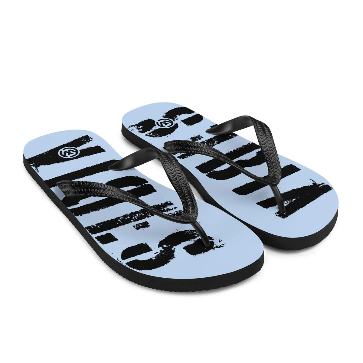 Hellblaue CREWILD Flip-Flops mit schwarzem Grafikprint und schwarzen Riemen.