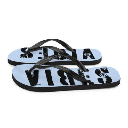 Hellblaue CREWILD Flip-Flops mit schwarzem VIBES-Schriftzug und schwarzen Riemen.