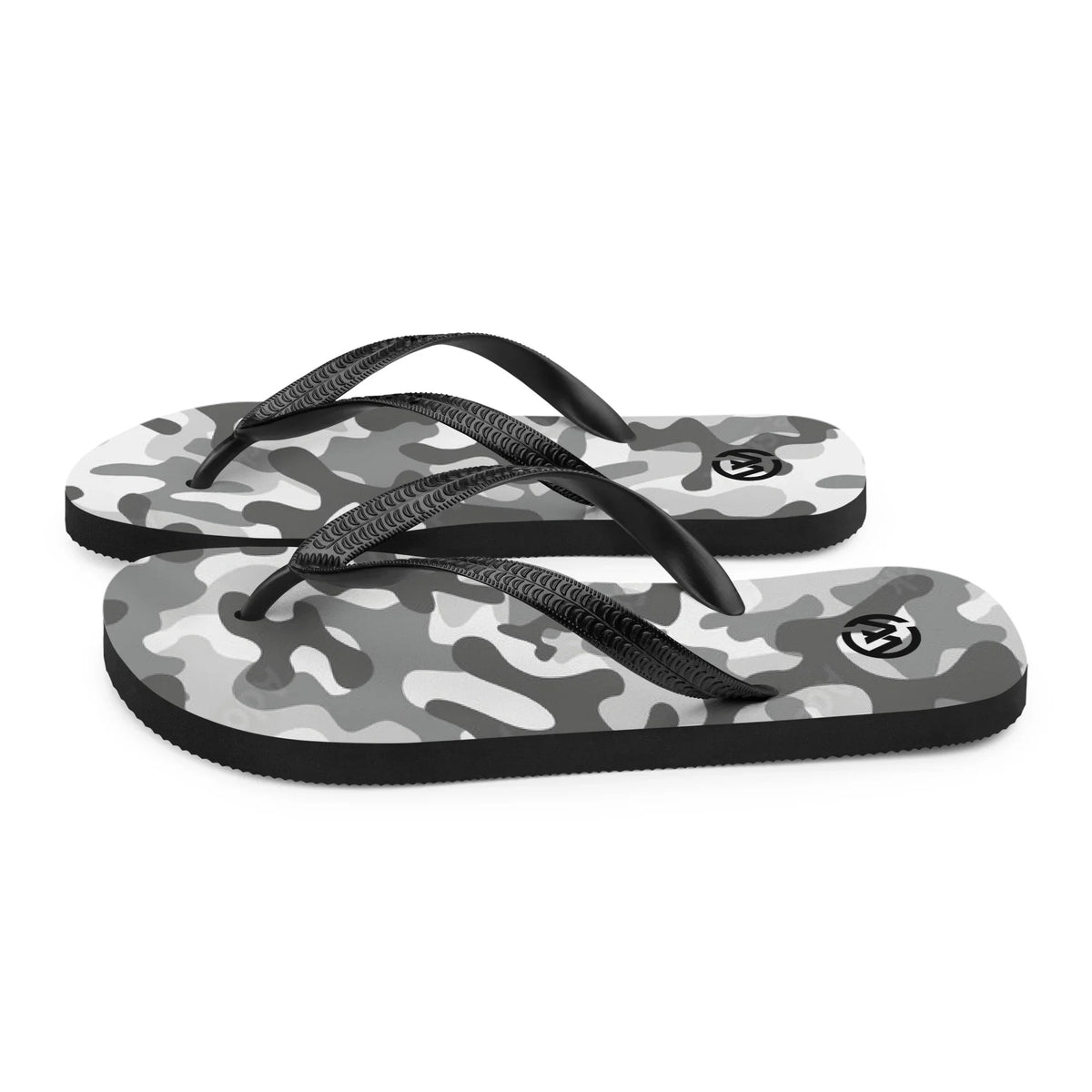 Graue CREWILD Flip-Flops mit Camouflage-Muster auf weißem Hintergrund