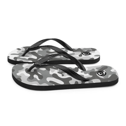 Graue CREWILD Flip-Flops mit Camouflage-Muster auf weißem Hintergrund